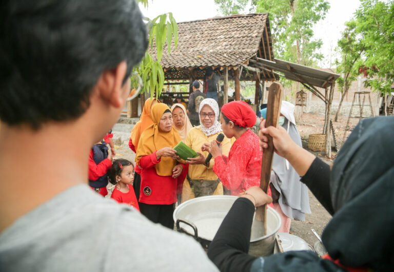 Pertunjukan Atatolong oleh Mia