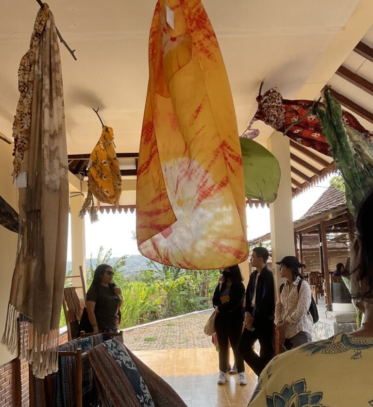 Karya kain tenun dan batik celup di Sekar Mataram