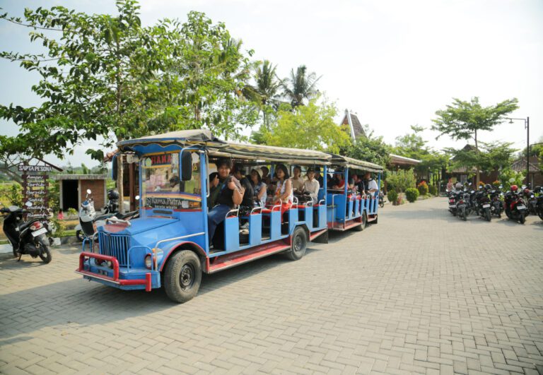Tur Anjangsana Menggunakan Kereta Kelinci