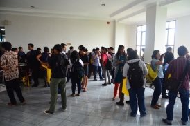 Resize5000_Indra Arista_Para Peserta SK 2014 di Lobby Ruang Seminar Gedung Sekolah Pascasarjana UGM 1